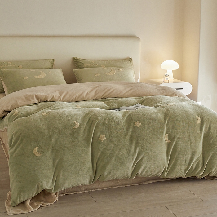 91家纺网 家纺一手货源 找家纺 千朵森 2025新款牛奶绒毛巾绣四件套-艾琳-风格二 艾琳-橄榄绿