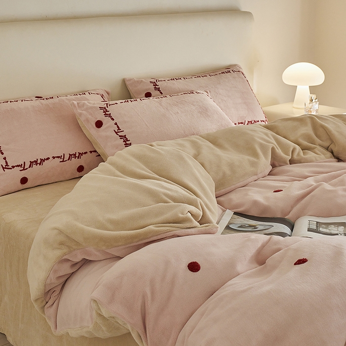 91家纺网 家纺一手货源 找家纺 千朵森 2025新款牛奶绒毛巾绣四件套-艾琳-风格二 艾琳-樱草粉