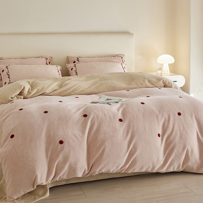 91家纺网 家纺一手货源 找家纺 千朵森 2025新款牛奶绒毛巾绣四件套-艾琳-风格二 艾琳-樱草粉