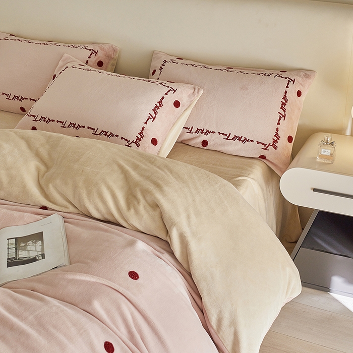 91家纺网 家纺一手货源 找家纺 千朵森 2025新款牛奶绒毛巾绣四件套-艾琳-风格二 艾琳-樱草粉