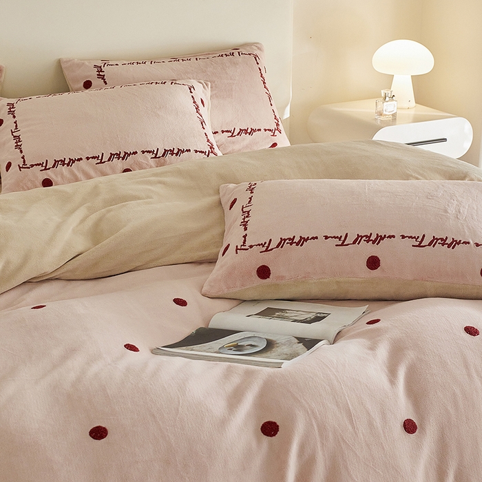 91家纺网 家纺一手货源 找家纺 千朵森 2025新款牛奶绒毛巾绣四件套-艾琳-风格二 艾琳-樱草粉