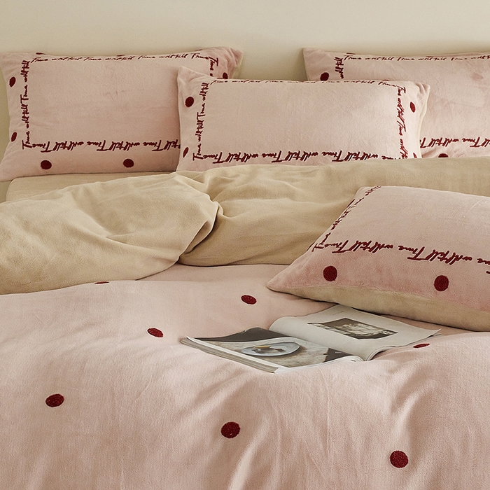 91家纺网 家纺一手货源 找家纺 千朵森 2025新款牛奶绒毛巾绣四件套-艾琳-风格二 艾琳-樱草粉