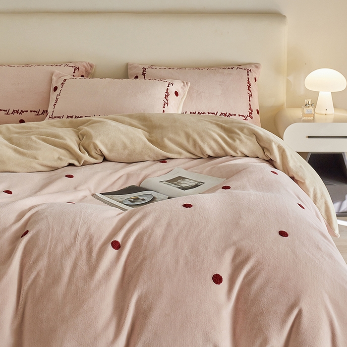 91家纺网 家纺一手货源 找家纺 千朵森 2025新款牛奶绒毛巾绣四件套-艾琳-风格二 艾琳-樱草粉