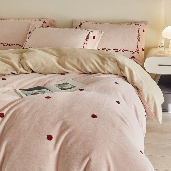 91家纺网 家纺一手货源 找家纺 千朵森 2025新款牛奶绒毛巾绣四件套-艾琳-风格二 艾琳-樱草粉