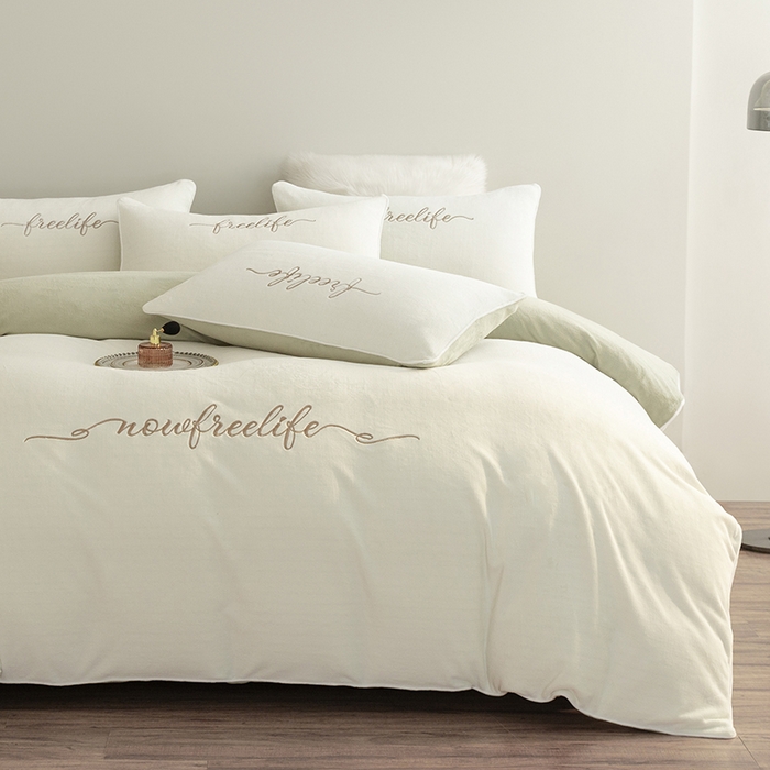 91家纺网 家纺一手货源 找家纺 （总）千朵森 2025新款奢美牛奶绒英文刺绣四件套