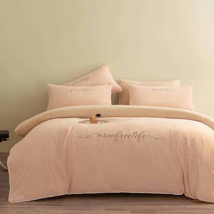 91家纺网 家纺一手货源 找家纺 千朵森 2025新款奢美牛奶绒英文刺绣四件套 奢美-香糯粉