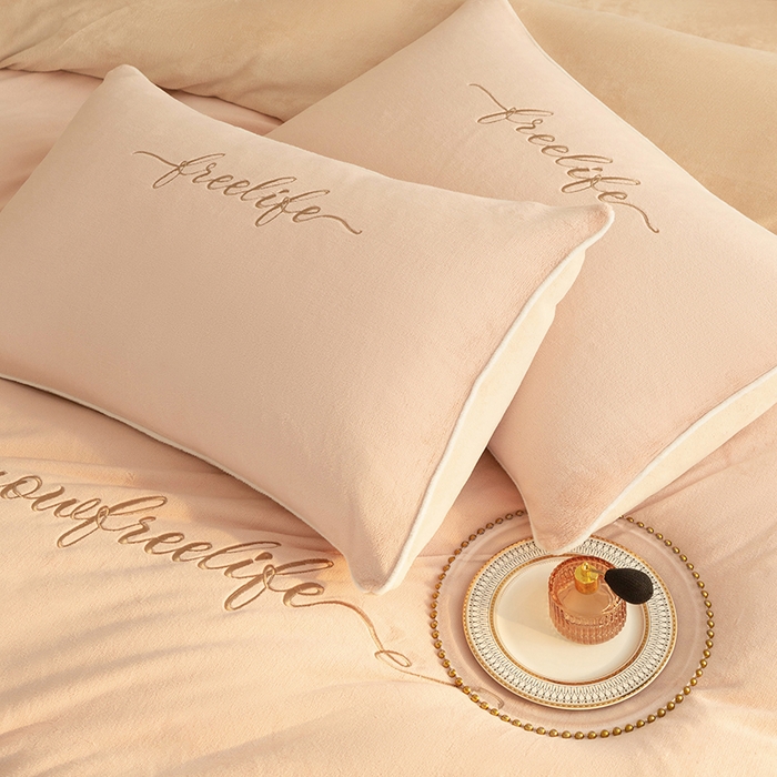 91家纺网 家纺一手货源 找家纺 千朵森 2025新款奢美牛奶绒英文刺绣四件套 奢美-香糯粉