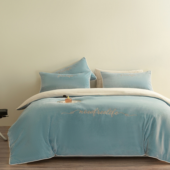 91家纺网 家纺一手货源 找家纺 千朵森 2025新款奢美牛奶绒英文刺绣四件套 奢美-海风蓝