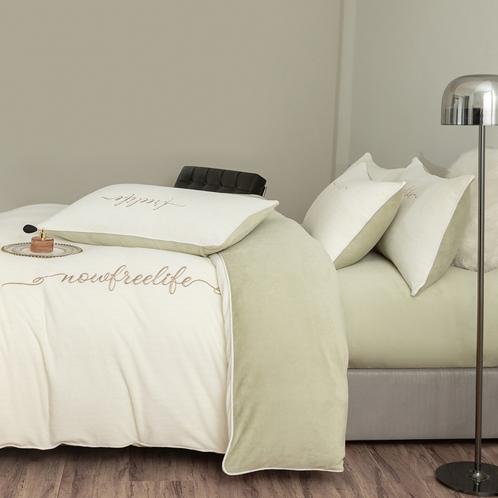 91家纺网 家纺一手货源 找家纺 千朵森 2025新款奢美牛奶绒英文刺绣四件套 奢美-瑞雪白配秧绿