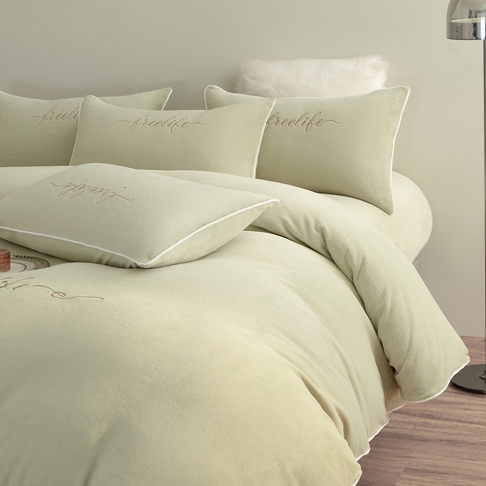 91家纺网 家纺一手货源 找家纺 千朵森 2025新款奢美牛奶绒英文刺绣四件套 奢美-秧绿