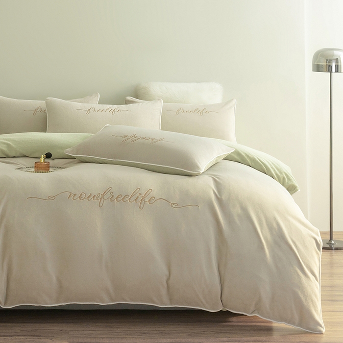 千朵森 2025新款奢美牛奶绒英文刺绣四件套 奢美-浅奈灰配秧绿