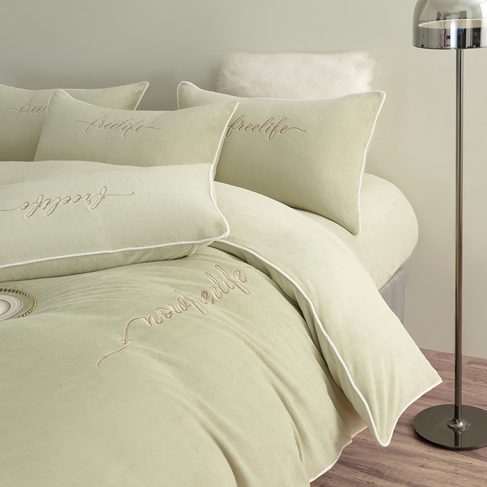 91家纺网 家纺一手货源 找家纺 千朵森 2025新款奢美牛奶绒英文刺绣四件套 奢美-秧绿