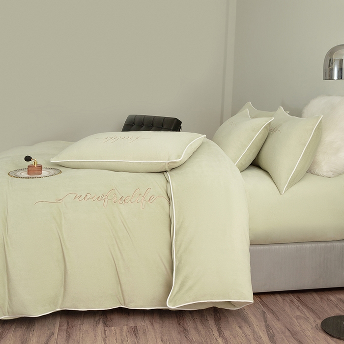 91家纺网 家纺一手货源 找家纺 千朵森 2025新款奢美牛奶绒英文刺绣四件套 奢美-秧绿