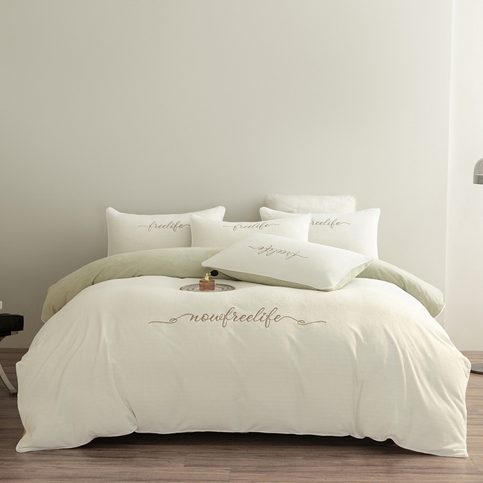 91家纺网 家纺一手货源 找家纺 千朵森 2025新款奢美牛奶绒英文刺绣四件套 奢美-瑞雪白配秧绿