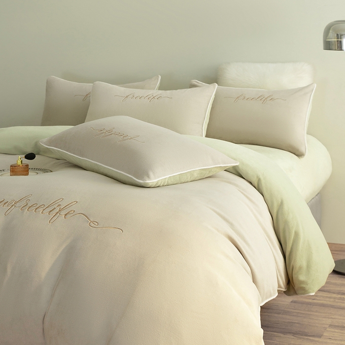 91家纺网 家纺一手货源 找家纺 千朵森 2025新款奢美牛奶绒英文刺绣四件套 奢美-浅奈灰配秧绿