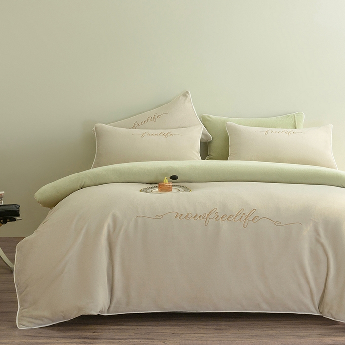 91家纺网 家纺一手货源 找家纺 千朵森 2025新款奢美牛奶绒英文刺绣四件套 奢美-浅奈灰配秧绿