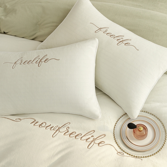 91家纺网 家纺一手货源 找家纺 千朵森 2025新款奢美牛奶绒英文刺绣四件套 奢美-瑞雪白配秧绿