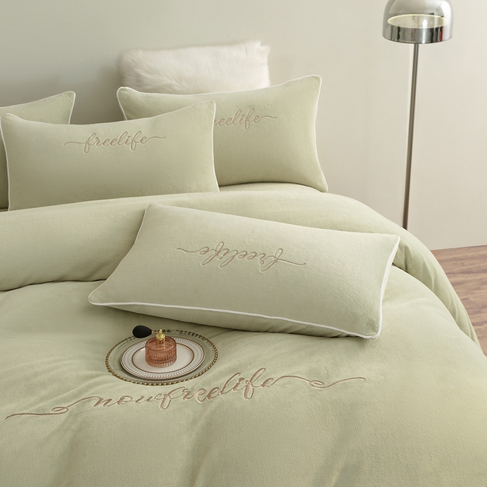 91家纺网 家纺一手货源 找家纺 千朵森 2025新款奢美牛奶绒英文刺绣四件套 奢美-秧绿