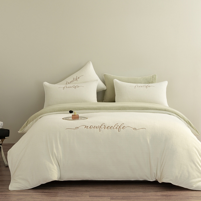 91家纺网 家纺一手货源 找家纺 千朵森 2025新款奢美牛奶绒英文刺绣四件套 奢美-瑞雪白配秧绿