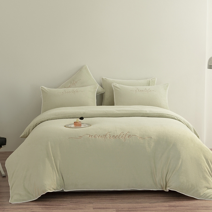 91家纺网 家纺一手货源 找家纺 千朵森 2025新款奢美牛奶绒英文刺绣四件套 奢美-秧绿