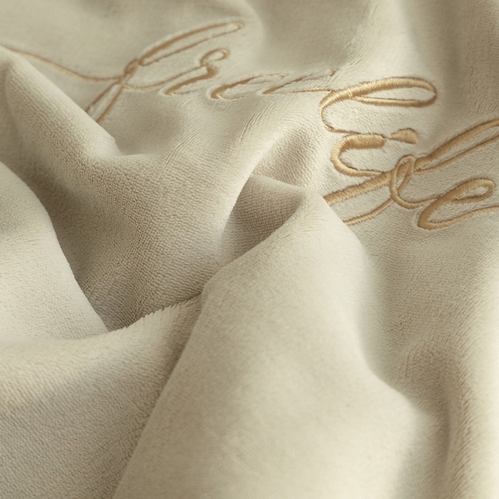 91家纺网 家纺一手货源 找家纺 千朵森 2025新款奢美牛奶绒英文刺绣四件套 奢美-浅奈灰配秧绿