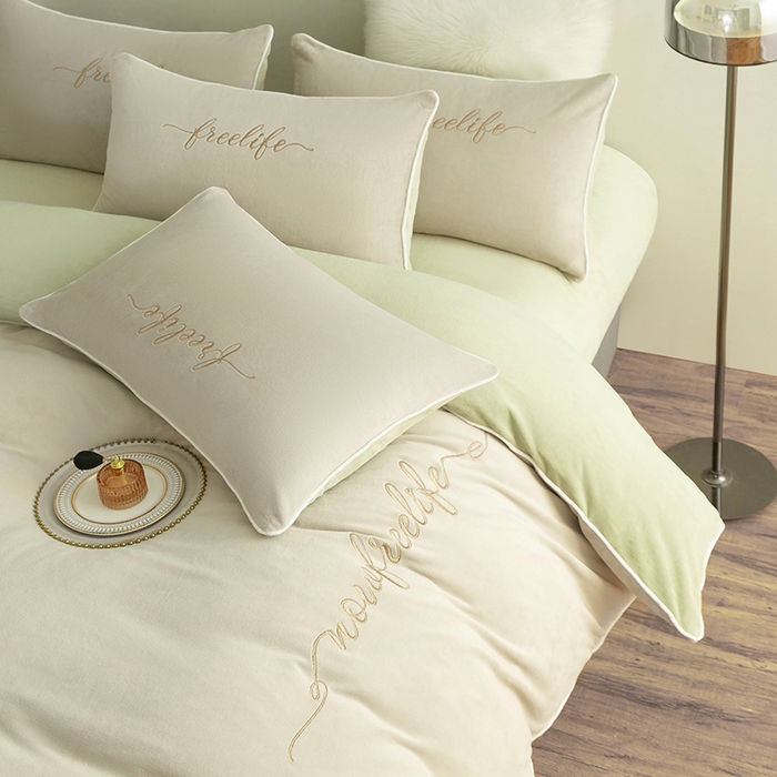 91家纺网 家纺一手货源 找家纺 千朵森 2025新款奢美牛奶绒英文刺绣四件套 奢美-浅奈灰配秧绿