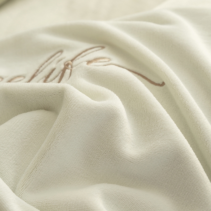 91家纺网 家纺一手货源 找家纺 千朵森 2025新款奢美牛奶绒英文刺绣四件套 奢美-瑞雪白配秧绿