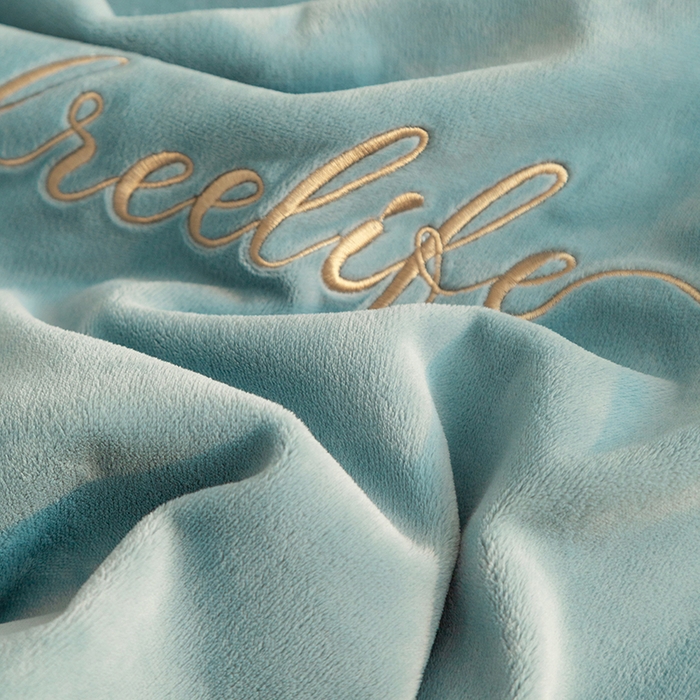 91家纺网 家纺一手货源 找家纺 千朵森 2025新款奢美牛奶绒英文刺绣四件套 奢美-海风蓝