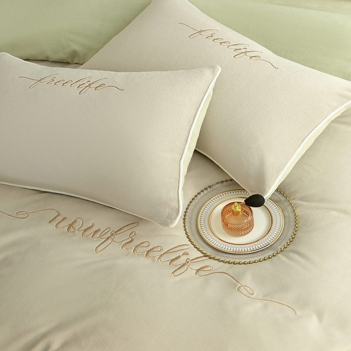 91家纺网 家纺一手货源 找家纺 千朵森 2025新款奢美牛奶绒英文刺绣四件套 奢美-浅奈灰配秧绿