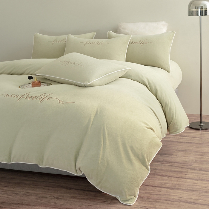 91家纺网 家纺一手货源 找家纺 千朵森 2025新款奢美牛奶绒英文刺绣四件套 奢美-秧绿