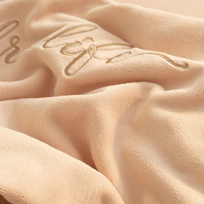 91家纺网 家纺一手货源 找家纺 千朵森 2025新款奢美牛奶绒英文刺绣四件套 奢美-香糯粉