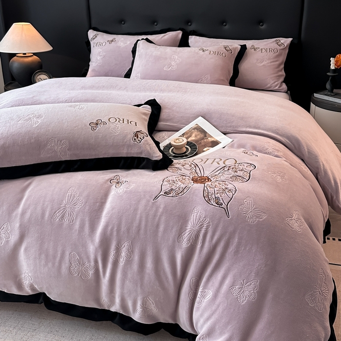 91家纺网 家纺一手货源 找家纺 （总）金牛座家纺 2025新款8斤加厚牛奶绒刺绣四件套-蝴蝶飞飞