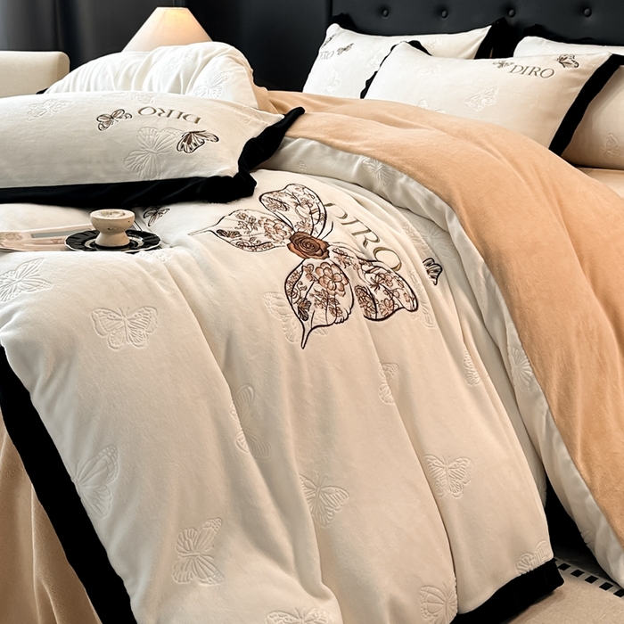 91家纺网 家纺一手货源 找家纺 （总）金牛座家纺 2025新款8斤加厚牛奶绒刺绣四件套-蝴蝶飞飞