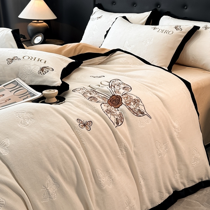 91家纺网 家纺一手货源 找家纺 （总）金牛座家纺 2025新款8斤加厚牛奶绒刺绣四件套-蝴蝶飞飞