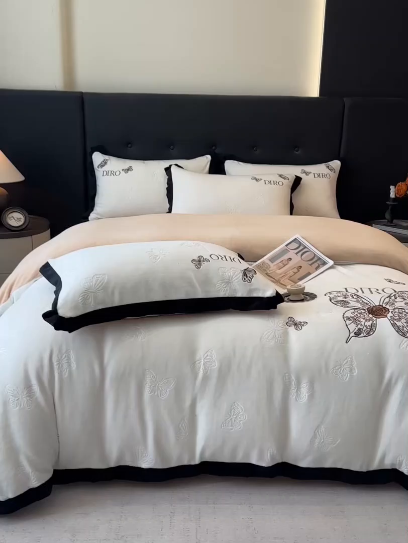 91家纺网 家纺一手货源 找家纺 （总）金牛座家纺 2025新款8斤加厚牛奶绒刺绣四件套-蝴蝶飞飞