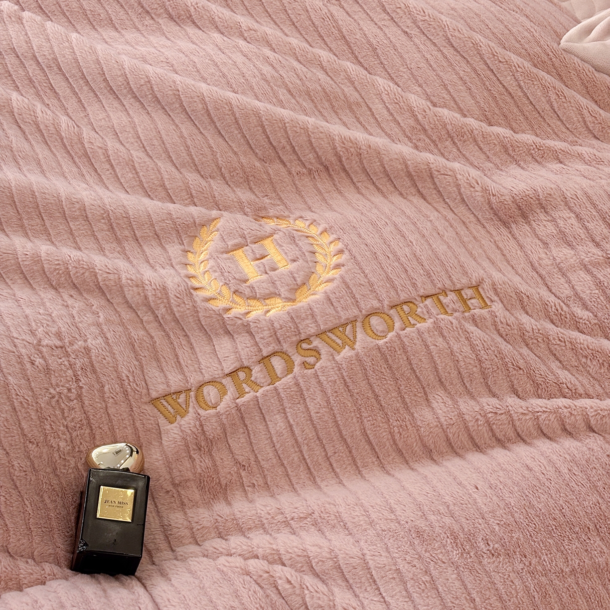 91家纺网 家纺一手货源 找家纺 （总）金艾草 2025新款纯色兔毛宽边刺绣床盖款四件套【工艺款】-铂爵