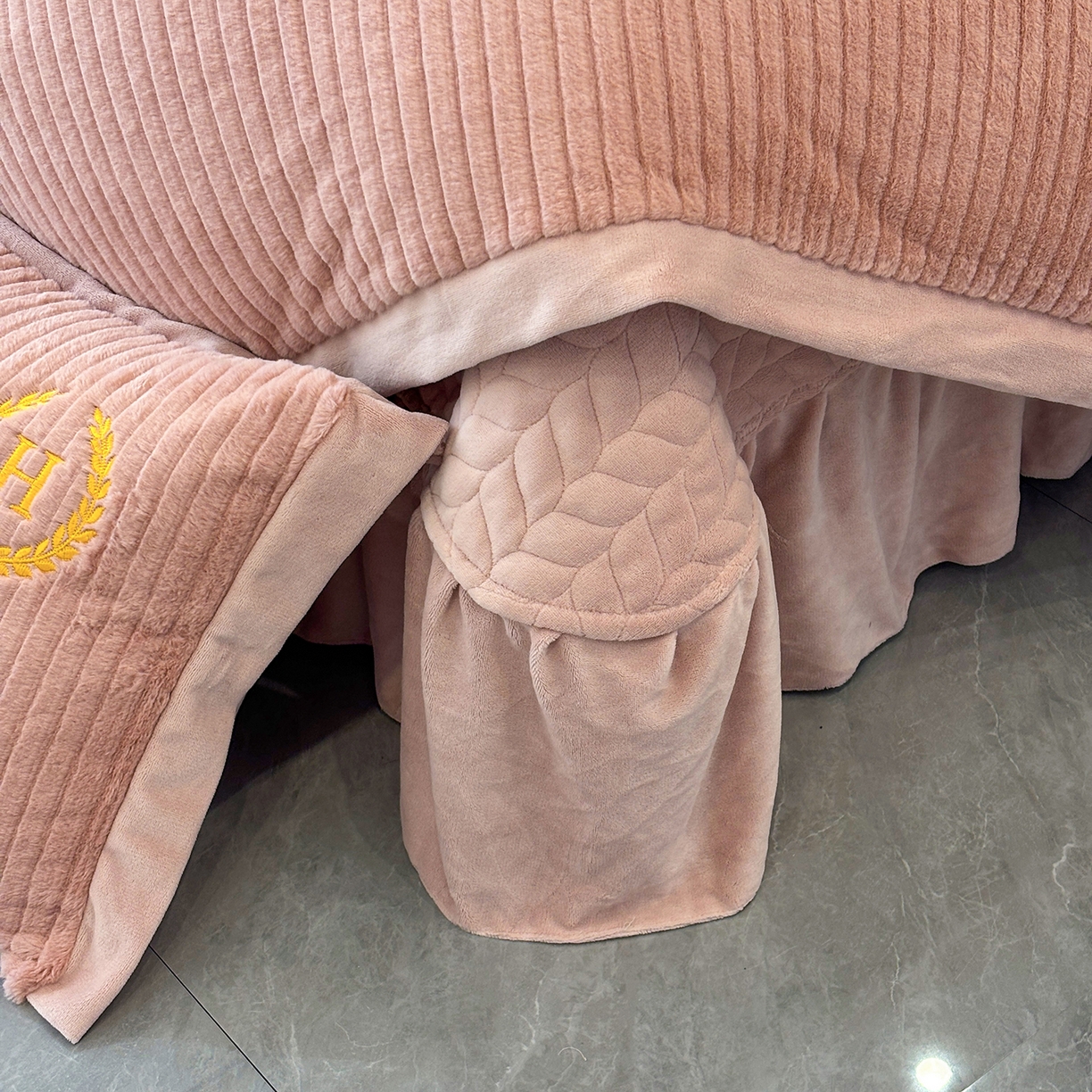 91家纺网 家纺一手货源 找家纺 （总）金艾草 2025新款纯色兔毛宽边刺绣床盖款四件套【工艺款】-铂爵