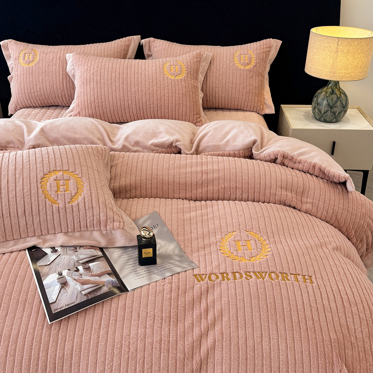 91家纺网 家纺一手货源 找家纺 金艾草 2025新款纯色兔毛宽边刺绣床盖款四件套【工艺款】-铂爵 铂爵-豆沙