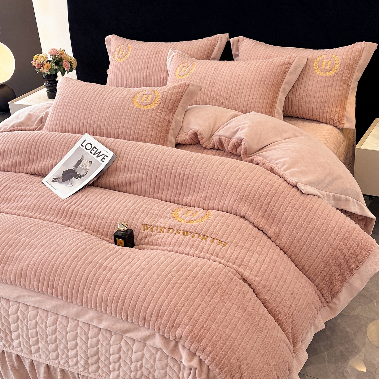 91家纺网 家纺一手货源 找家纺 金艾草 2025新款纯色兔毛宽边刺绣床盖款四件套【工艺款】-铂爵 铂爵-豆沙
