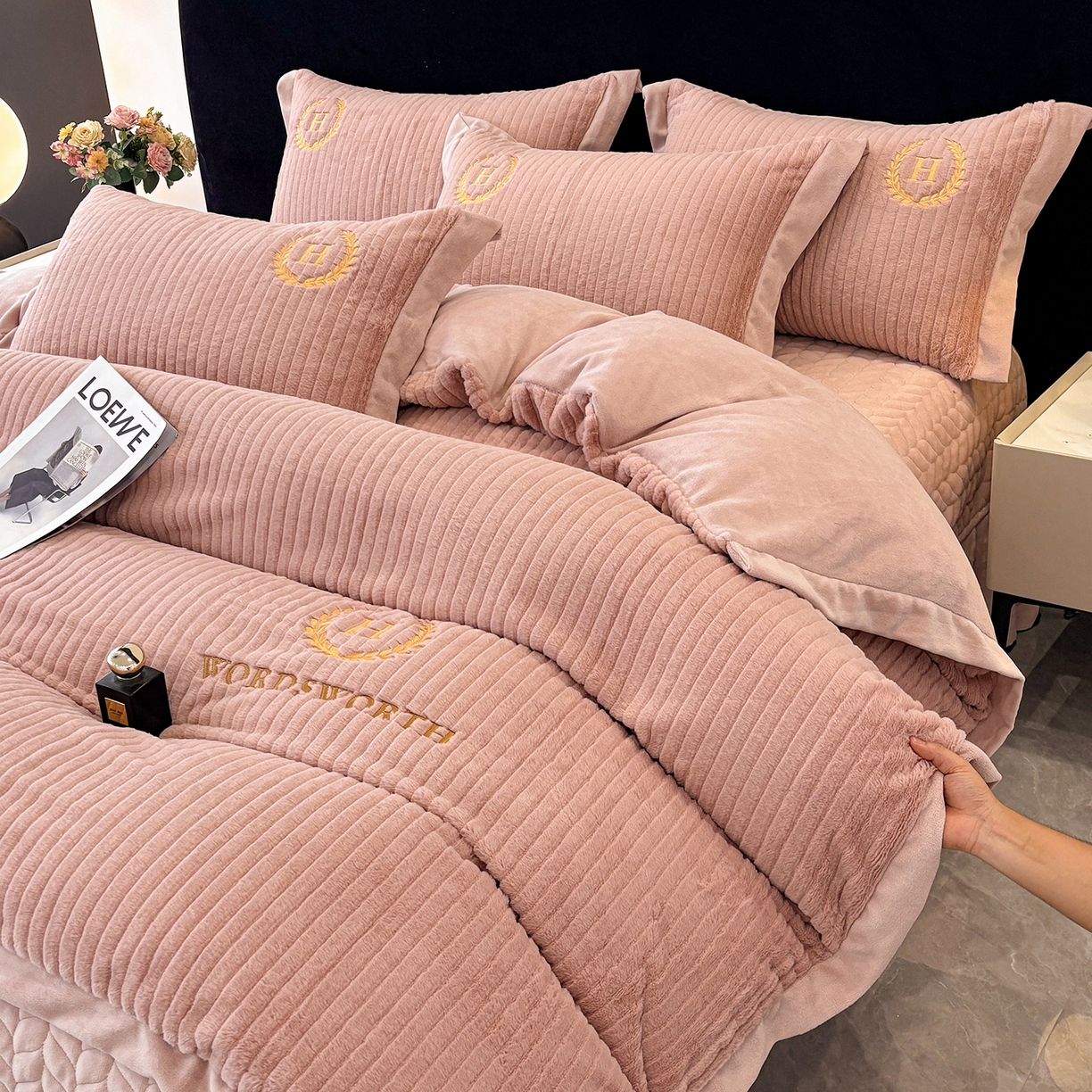 91家纺网 家纺一手货源 找家纺 金艾草 2025新款纯色兔毛宽边刺绣床盖款四件套【工艺款】-铂爵 铂爵-豆沙