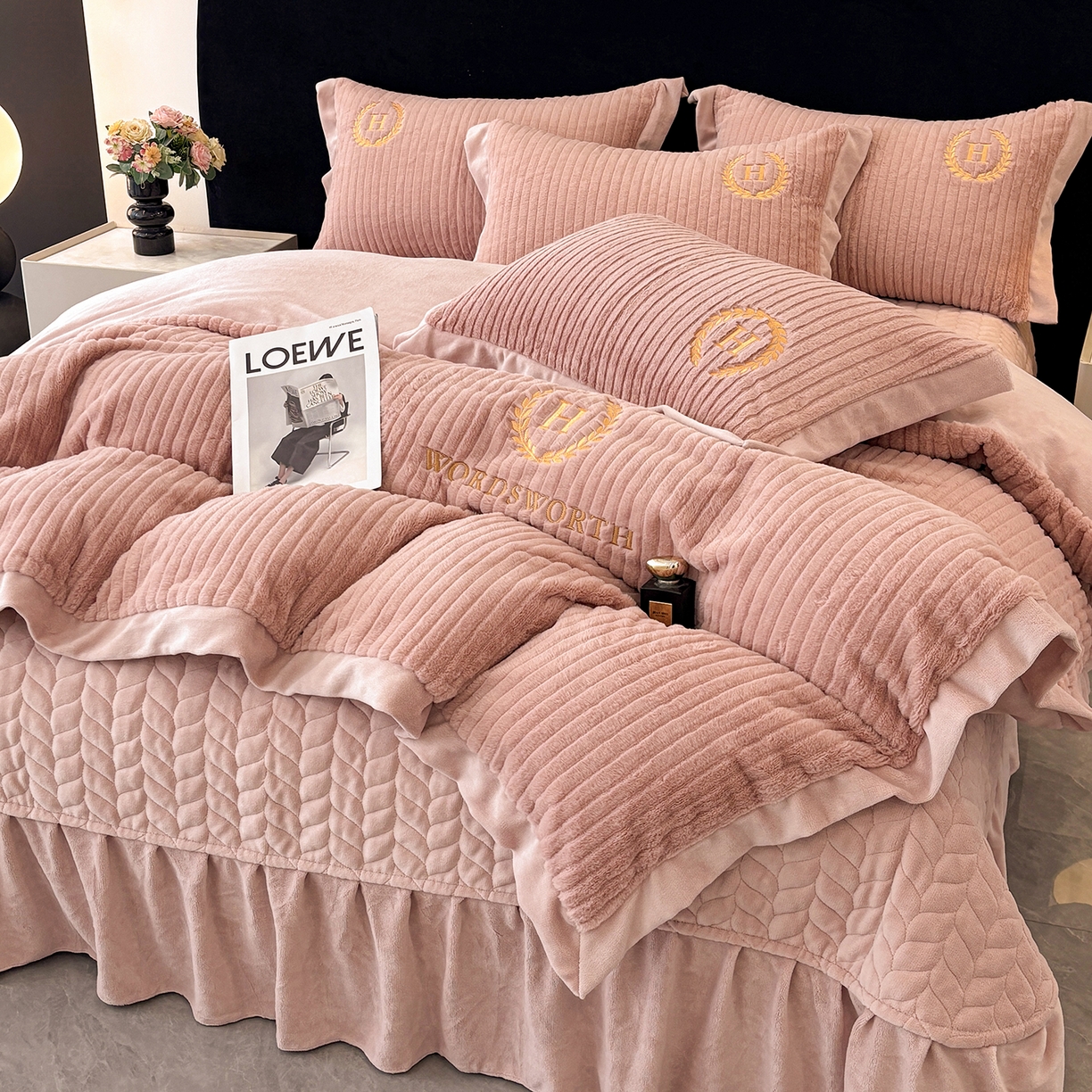 91家纺网 家纺一手货源 找家纺 金艾草 2025新款纯色兔毛宽边刺绣床盖款四件套【工艺款】-铂爵 铂爵-豆沙