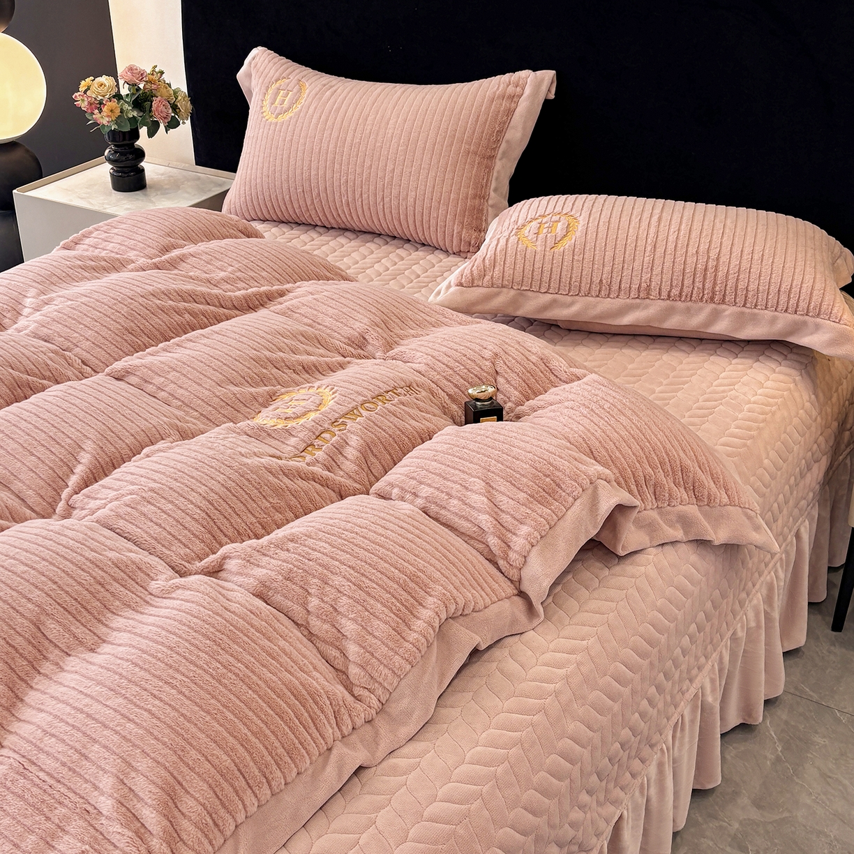 91家纺网 家纺一手货源 找家纺 金艾草 2025新款纯色兔毛宽边刺绣床盖款四件套【工艺款】-铂爵 铂爵-豆沙