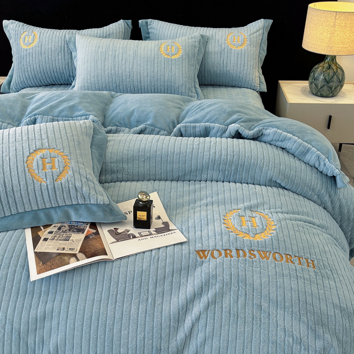 91家纺网 家纺一手货源 找家纺 金艾草 2025新款纯色兔毛宽边刺绣床盖款四件套【工艺款】-铂爵 铂爵-蓝灰