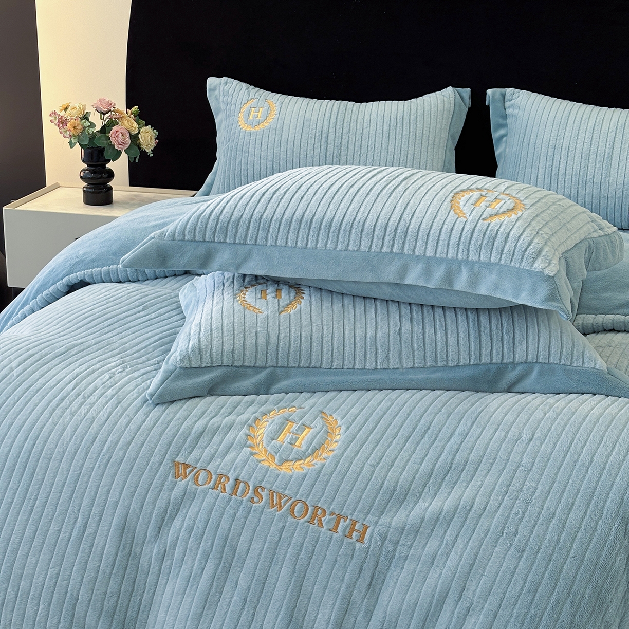 91家纺网 家纺一手货源 找家纺 金艾草 2025新款纯色兔毛宽边刺绣床盖款四件套【工艺款】-铂爵 铂爵-蓝灰