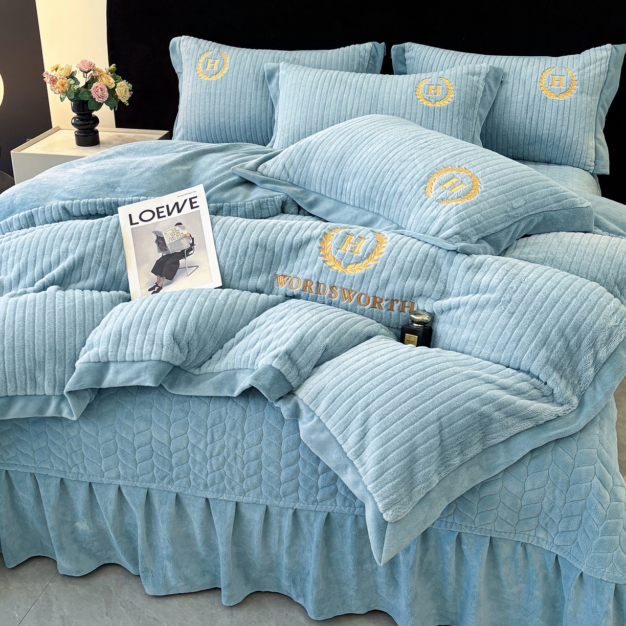 91家纺网 家纺一手货源 找家纺 金艾草 2025新款纯色兔毛宽边刺绣床盖款四件套【工艺款】-铂爵 铂爵-蓝灰