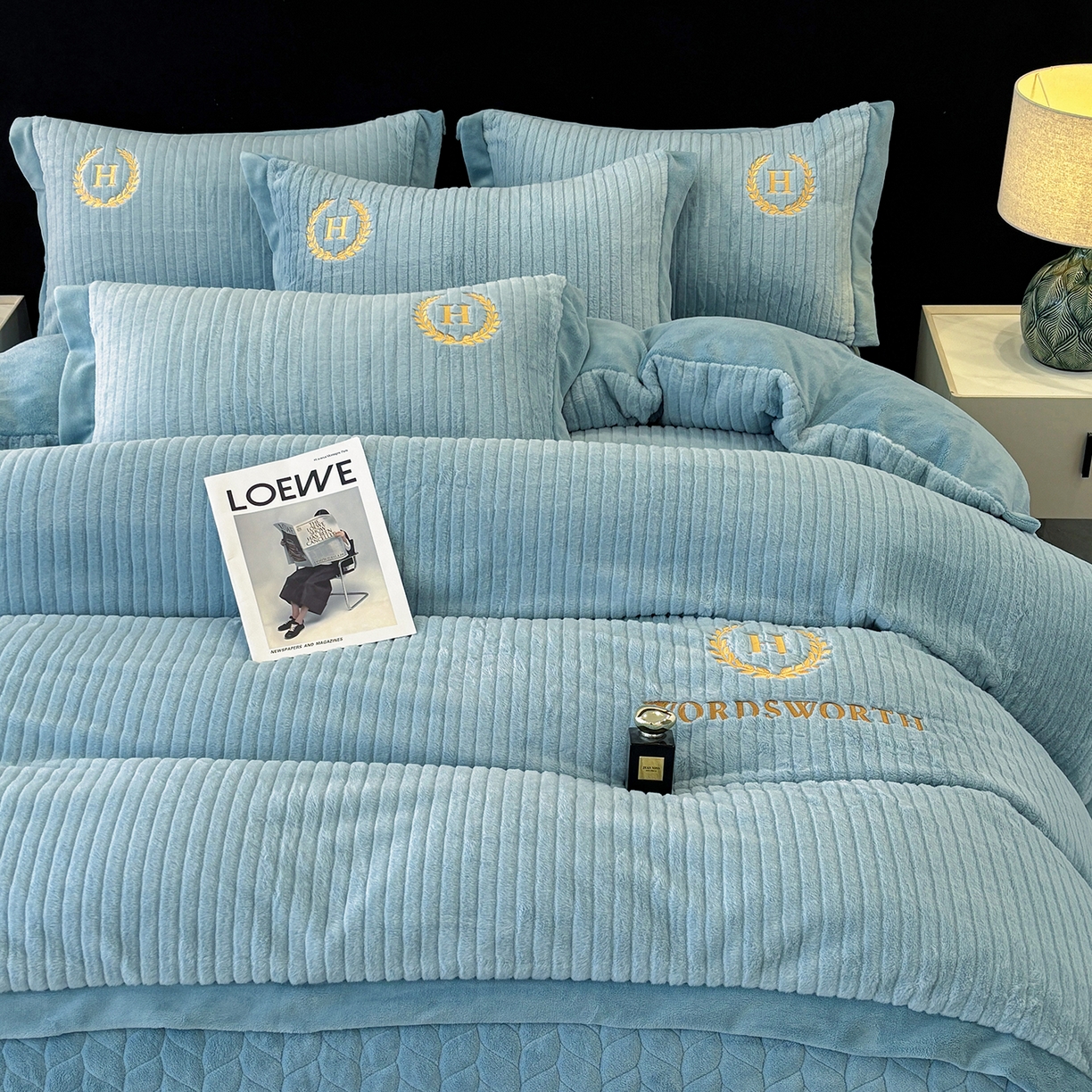 91家纺网 家纺一手货源 找家纺 金艾草 2025新款纯色兔毛宽边刺绣床盖款四件套【工艺款】-铂爵 铂爵-蓝灰