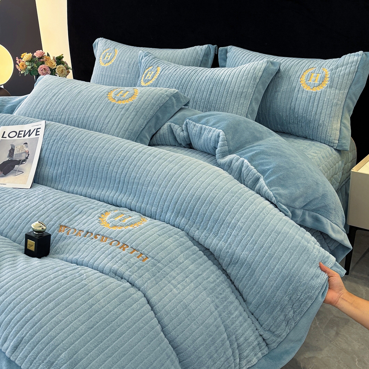 91家纺网 家纺一手货源 找家纺 金艾草 2025新款纯色兔毛宽边刺绣床盖款四件套【工艺款】-铂爵 铂爵-蓝灰