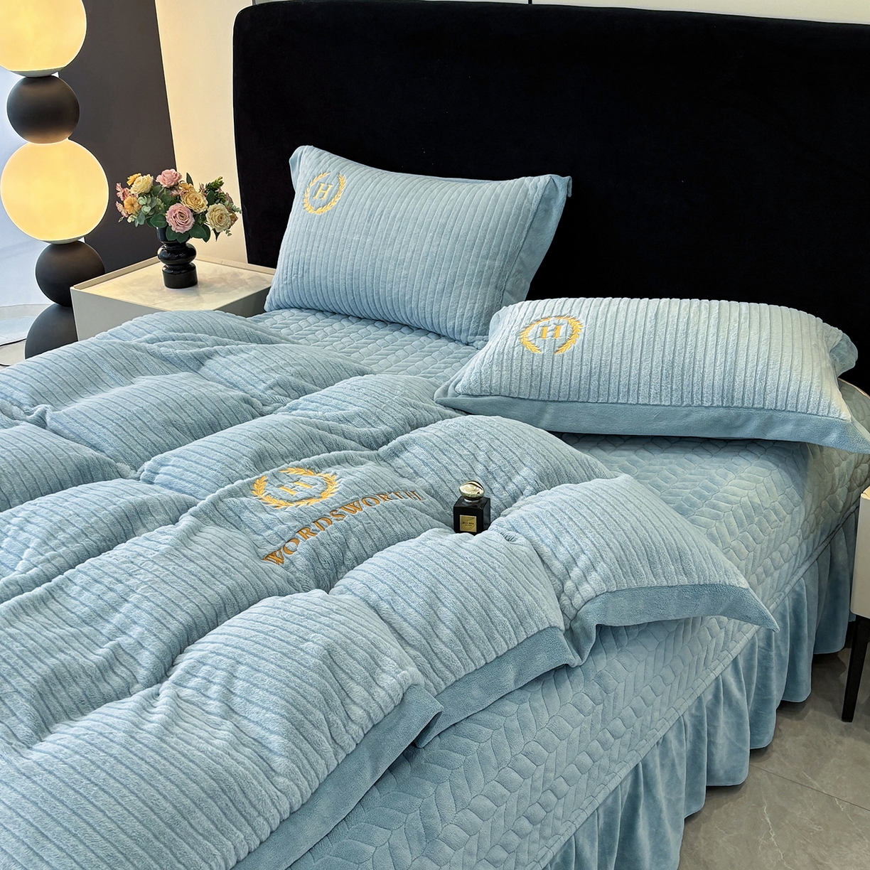 91家纺网 家纺一手货源 找家纺 金艾草 2025新款纯色兔毛宽边刺绣床盖款四件套【工艺款】-铂爵 铂爵-蓝灰