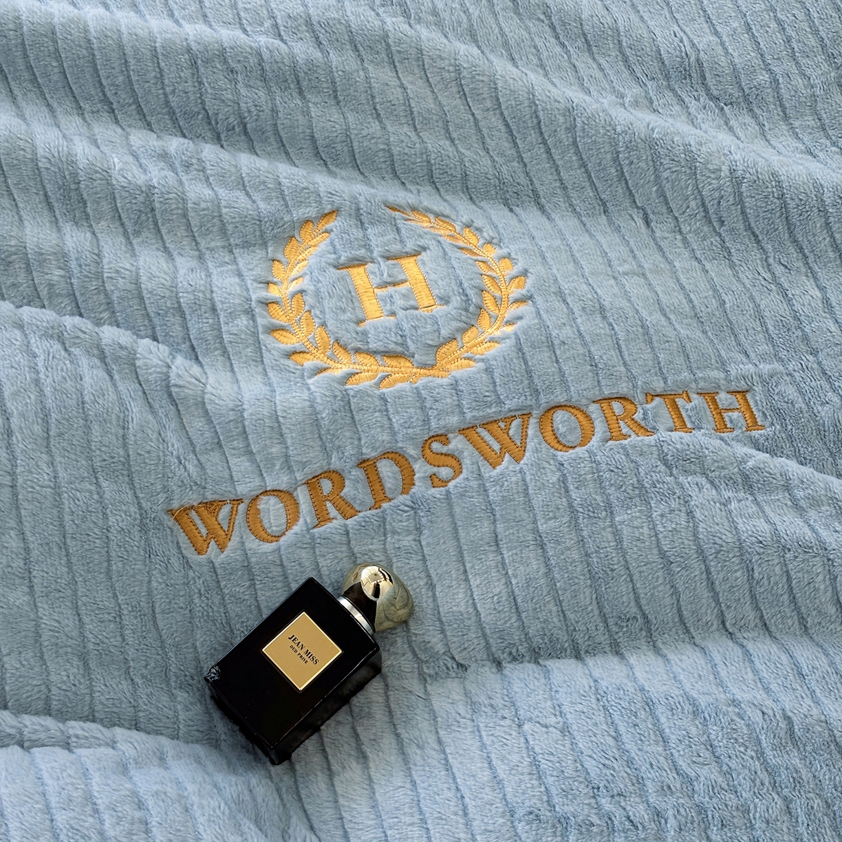 91家纺网 家纺一手货源 找家纺 金艾草 2025新款纯色兔毛宽边刺绣床盖款四件套【工艺款】-铂爵 铂爵-蓝灰