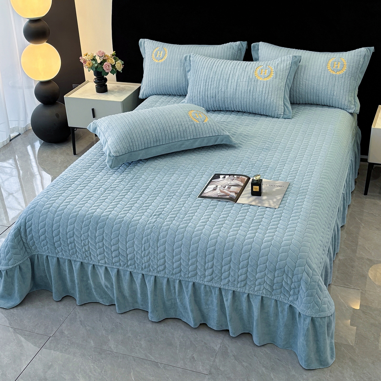 91家纺网 家纺一手货源 找家纺 金艾草 2025新款纯色兔毛宽边刺绣床盖款四件套【工艺款】-铂爵 铂爵-蓝灰